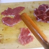 锅包肉,用木锤子或者擀面杖敲打使肉组织细嫩，厚薄均匀