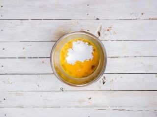 柠檬塔,制作柠檬酱：借助手持电动打蛋器将鸡蛋打散，分次加入细砂糖较大均匀，直至颜色发白；在过筛入玉米淀粉搅打均匀