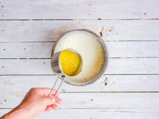 柠檬塔,柠檬酱中的黄油融化室温后缓慢倒入，一边加一边搅拌