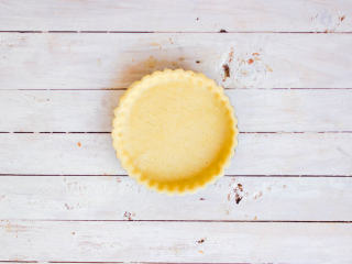 柠檬塔,使用前将塔皮从冰箱取出，在保鲜袋中擀开后铺在模具中，并用叉子在其底部戳孔，防止烘烤时过于膨胀
