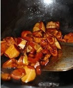 油焖春笋,小火焖煮5分钟左右，开大火收干汤汁，撒点葱花，出锅即可。