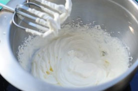 雪媚娘,淡奶油加糖隔冰水打发至出现坚挺的纹路状，奶油不流动的状态。