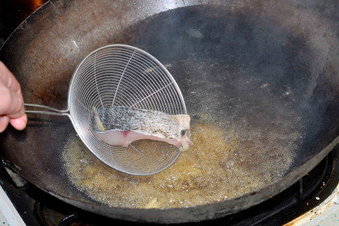 雕梅浸鱼,将熬好的调梅浸汁装在可密闭的玻璃容器中备用