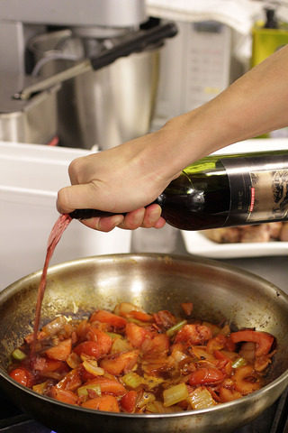 番茄红酒烩牛尾,倒入红酒越250毫升，并浓缩至一半，加高汤或者水1.5L—2L