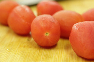 番茄红酒烩牛尾,加入去皮后的小番茄