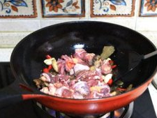 蔬菜牦牛肉锅 ,放入牛肉和老姜片，炒一两分钟；