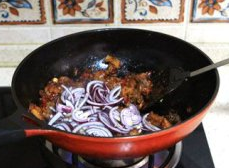 蔬菜牦牛肉锅 ,再加入洋葱片；