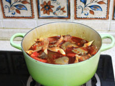 蔬菜牦牛肉锅 ,牛肉汤锅差不多后，先加入平菇和红萝卜，小火煮十分钟左右