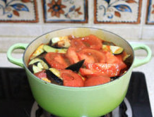 蔬菜牦牛肉锅 ,再放入番茄和茄子