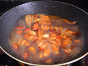 萝卜烧肉,焖煮30分钟。
