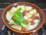 萝卜烧肉,将五花肉倒入装有萝卜的砂锅中，放入蒜苗结。
