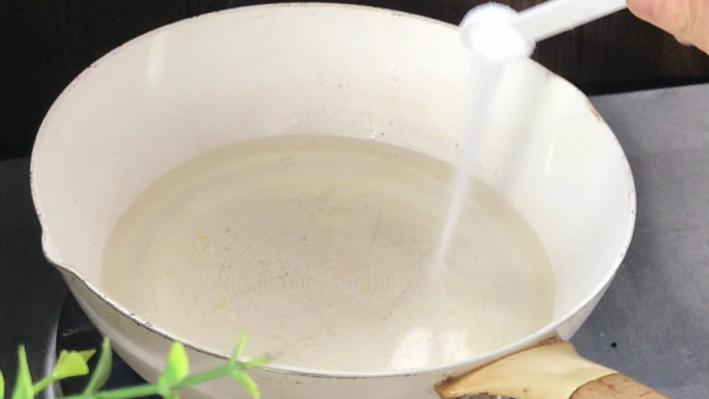 凉拌丝瓜,就着油锅注入适量清水，加盐烧开