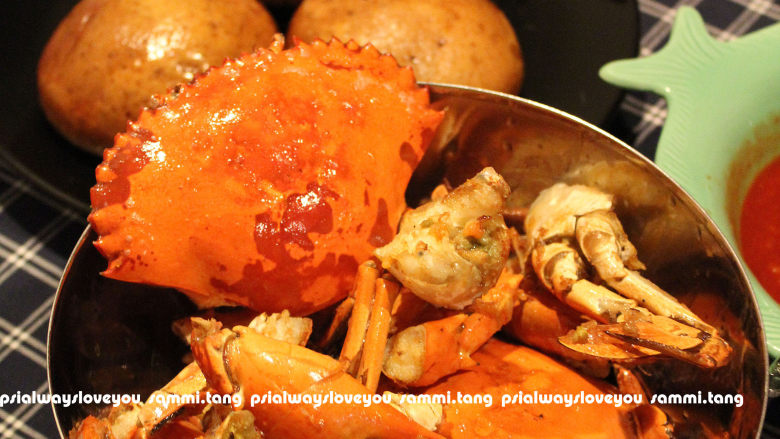 新加坡辣椒炒蟹,用大锅倒油，烧到滚烫；
先炸馒头，馒头呈金黄色，装盘备用；
然后将螃蟹倒入油锅里，大火翻炒，呈红色便捞出沥干油，备用；
（如下图，为炸好的馒头，和备用的螃蟹~）