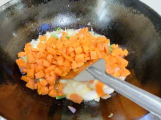 豪华版鸡蛋炒饭味道十足,放胡萝卜和长豆