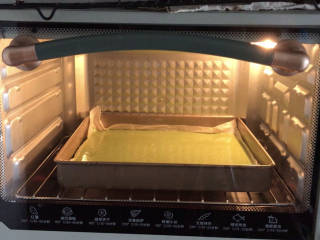 抹茶红豆蛋糕卷,放入预热好的烤箱中层，150度烤15分钟（我换了新烤箱还没摸清它的性质）