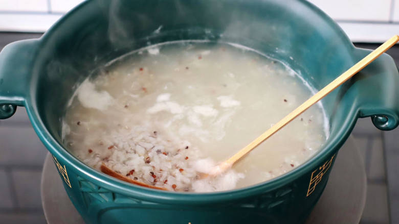 三色藜麦螃蟹粥,小火炖煮至汤汁浓稠时。