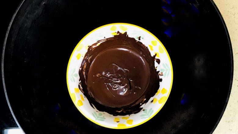 巧克力乳酪蛋糕,水温不要太高，黑巧克力融化后，立即关火