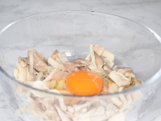 酥炸蘑菇,加入鸡蛋