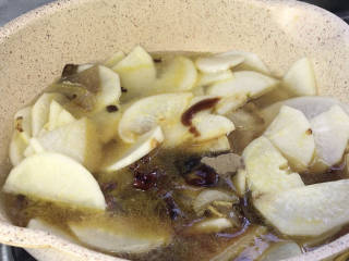 猪皮炖萝卜,加入适量清水，老抽、蚝油、胡椒粉，拌匀煮沸，继续炖煮至熟烂