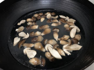 草菇炒山药,草菇同理过热水，捞一下