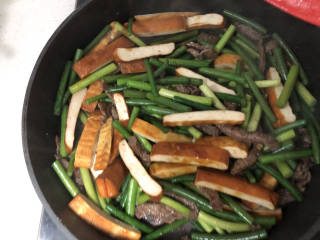 蒜苔香干,同时放入蒜苔盒豆干，然后加入适量食盐盒蚝油大火翻炒均匀即可。