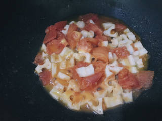 番茄藕丁,盖上锅盖煮4~5分钟