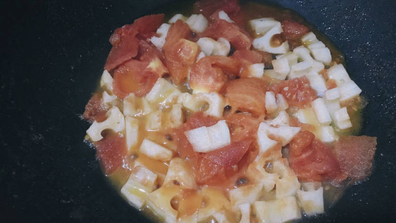 番茄藕丁,盖上锅盖煮4~5分钟