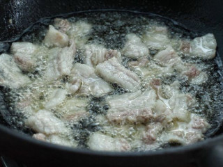 五花肉炖白菜,锅中倒适量食用油烧热，放入五花肉煸炒至出油打卷状态，我喜欢将五花肉煸成焦黄状。