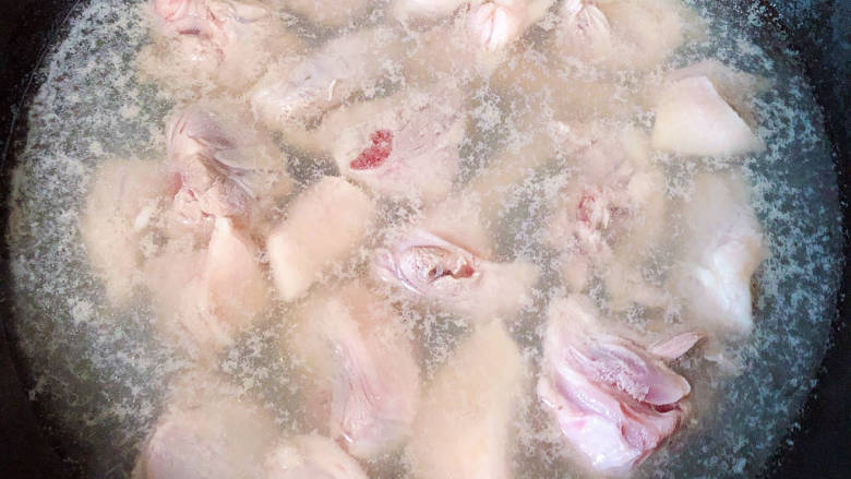 香菇烧鸭肉,锅中烧热水，放入鸭肉焯去血水，捞出洗净待用。