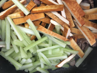 西芹炒香干,放入切好的西芹和豆干，加入盐和蚝油，翻炒。