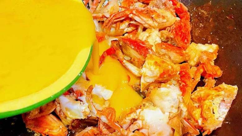 家常炒螃蟹,将蛋液倒入煎好的螃蟹锅中