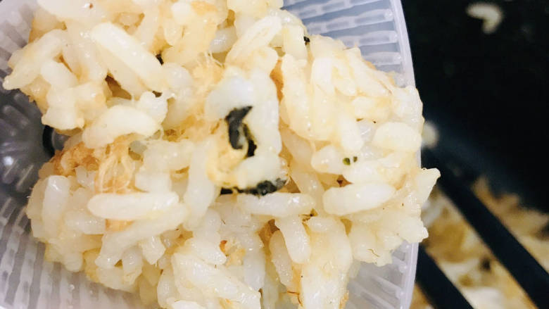 #闹元宵#肉松海苔饭团,将米饭装入三角饭团模具中压实