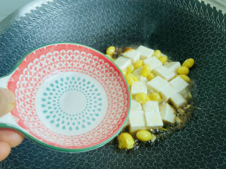 白果炖豆腐,加入1小碗热水焖煮至熟