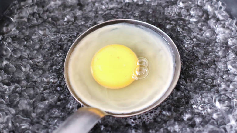 照烧肥牛饭,现在来做温泉蛋，锅中倒入适量清水烧开，饭勺倒入少许清水，把<a style='color:red;display:inline-block;' href='/shicai/ 9'>鸡蛋</a>打入勺中，放入沸水里。