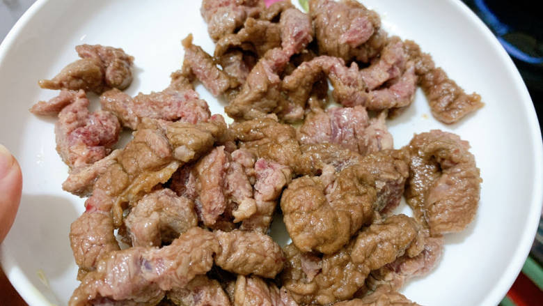 牛肉炒笋片,炒至表面定型，不用全熟，即可盛出待用。