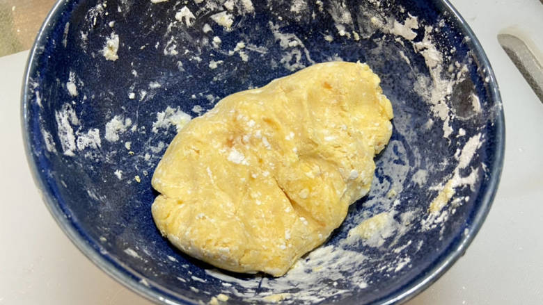 芒果芋圆烧仙草,加入红薯重量一半的木薯淀粉，趁热揉成面团，如果觉得干可以少加一些沸水