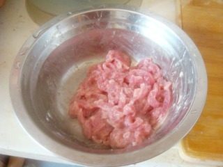 豆豆芽肉丝焖饼,猪肉切成丝，放入淀粉抓匀