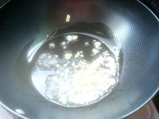 豆豆芽肉丝焖饼,锅里放油，放入姜、蒜末爆香