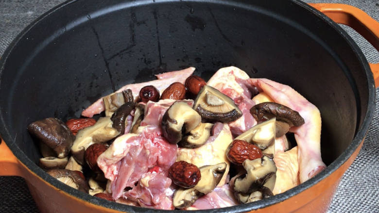 红枣香菇豚汤,一同放入炖锅中