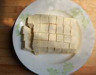 家常烧豆腐,北豆腐一盒切块备用。