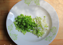 家常烧豆腐,香葱一小把洗净后切末，葱白和葱绿要分开来切。