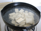 家常烧豆腐,水开下切好的豆腐煮半分钟左右。