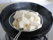 家常烧豆腐,将焯水后的豆腐捞出沥水。