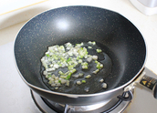 家常烧豆腐,另起锅，锅内放适量的花生油，油热后下葱白爆香。