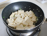 家常烧豆腐,放沥水后的豆腐，小心的晃动锅子，让豆腐均匀的沾到花生油方便定型。