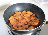 家常烧豆腐,如果觉得调料汁的量少不够煮1分钟的话，可以加量少煮豆腐的水进去同煮。