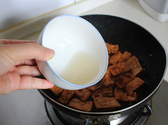 家常烧豆腐,待豆腐基本都上色后，抓一点水淀粉进行勾芡，然后转大火收汁。