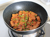 家常烧豆腐,待汤汁收的差不多时，撒上葱绿即可出锅。