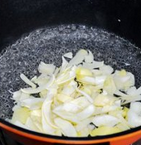 春笋尖豆腐清汤,锅内烧水，水开后把春笋过水焯一下捞出