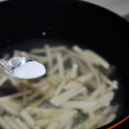 春笋尖豆腐清汤,待汤再次开锅，加盐调味